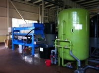 Precipitation tank and a device for pressing the dry residue